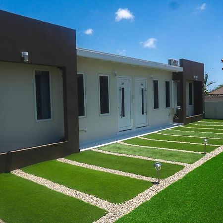 Pavia'S Centerpoint Oasis Apartment Oranjestad Exterior photo
