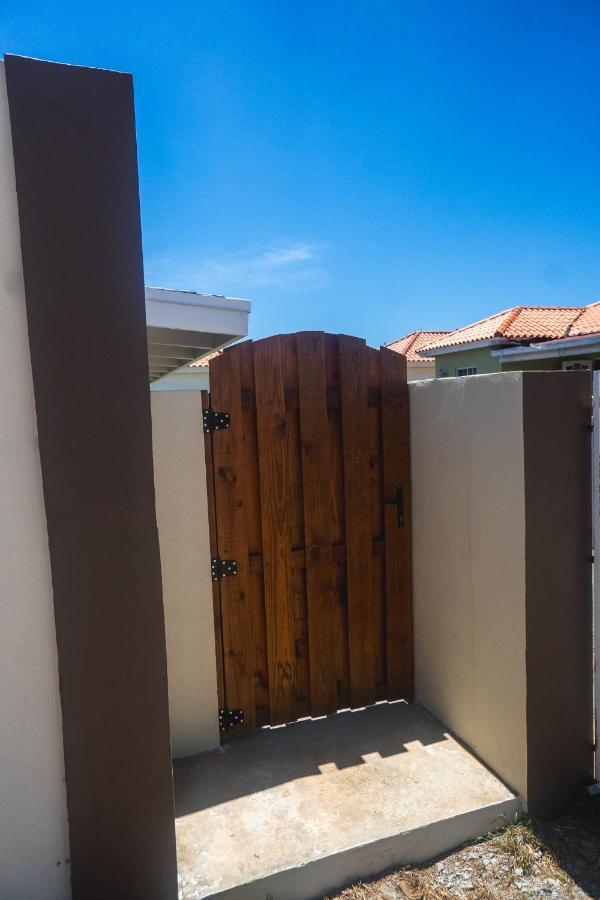 Pavia'S Centerpoint Oasis Apartment Oranjestad Exterior photo